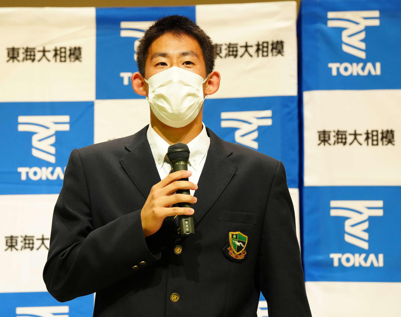 巨人4位指名で会見に臨む東海大相模・石田（撮影・江口和貴）