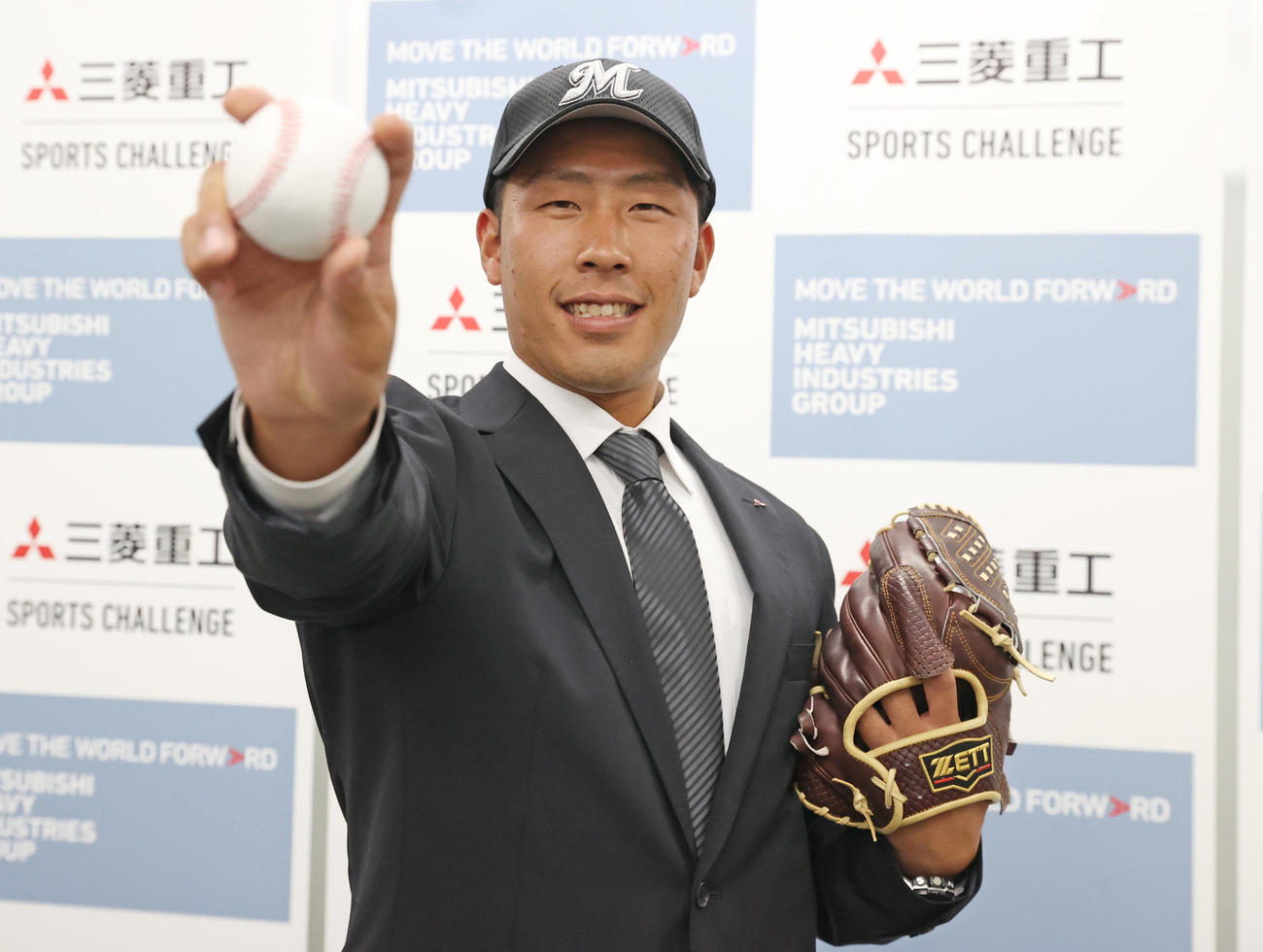 ポーズを決めるロッテから5位指名の三菱重工West八木（撮影・清水貴仁）