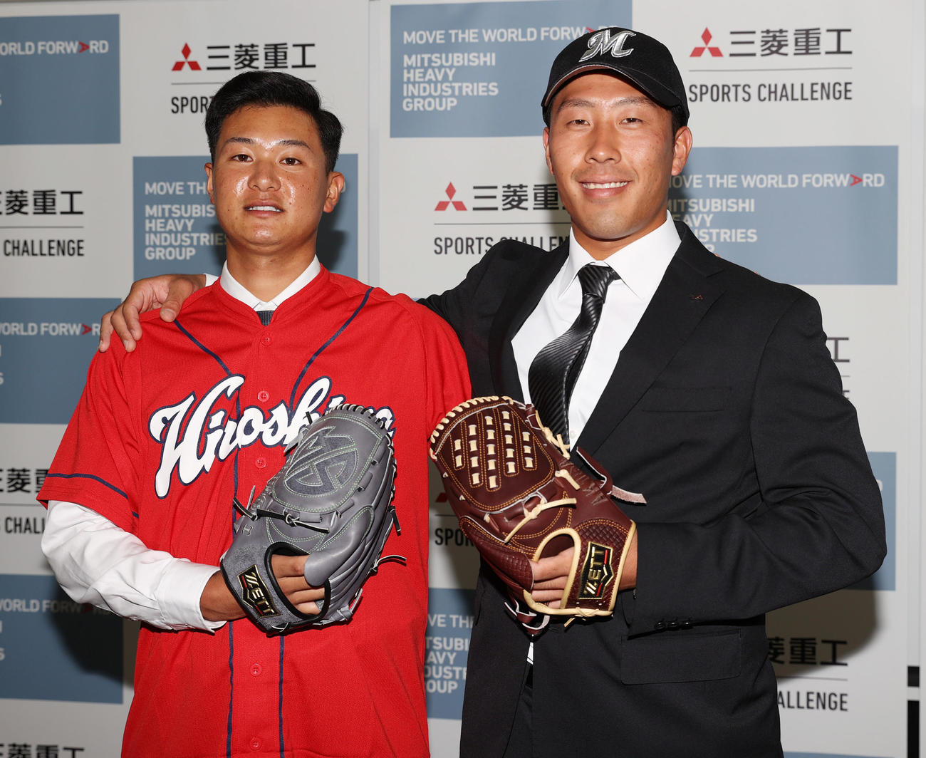 三菱重工Westから広島2位指名の森（左）とロッテ5位指名の八木が2人でポーズを決める（撮影・清水貴仁）