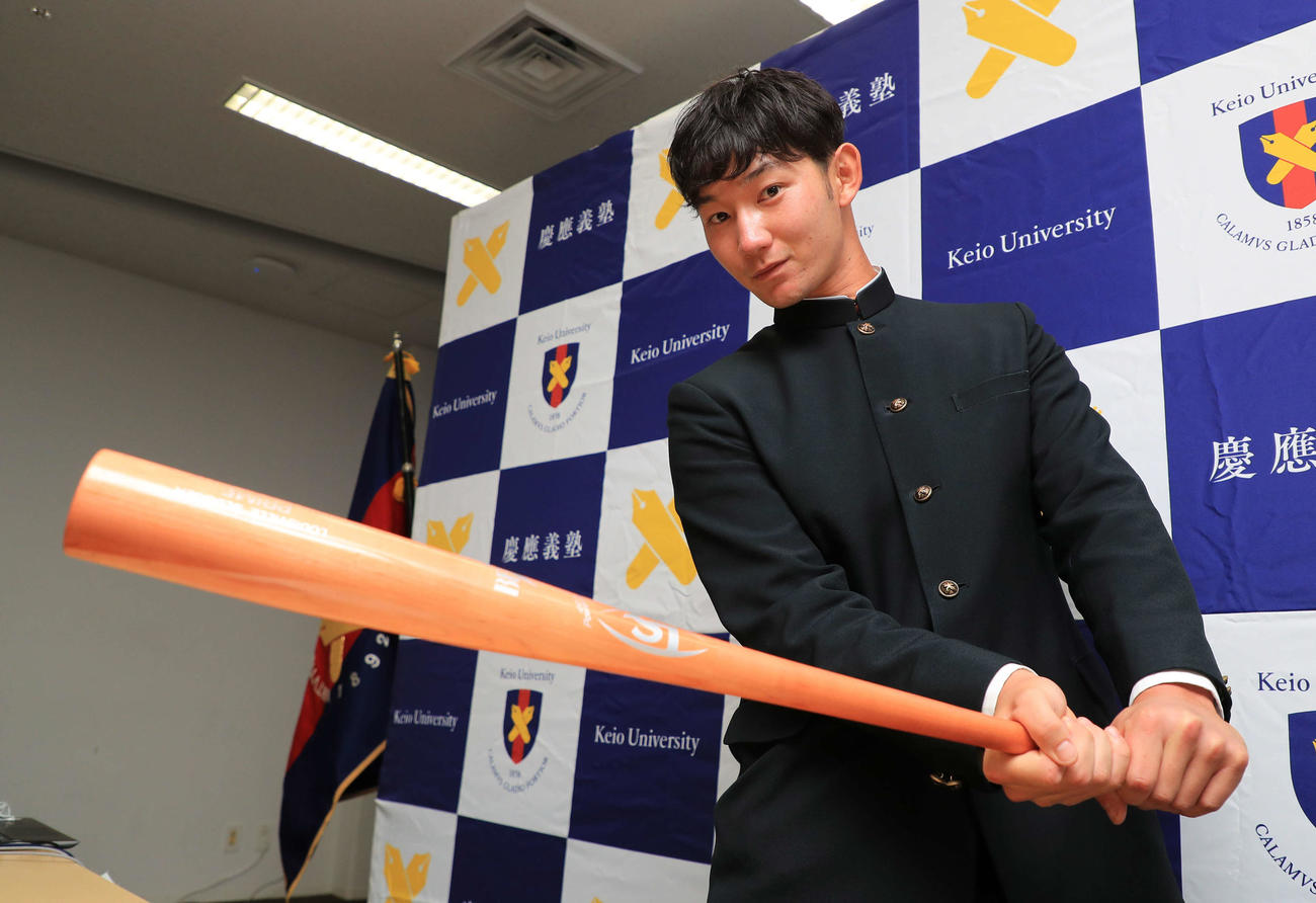 ソフトバンクから2位で指名された慶大・正木はバットを手に記念撮影（代表撮影）