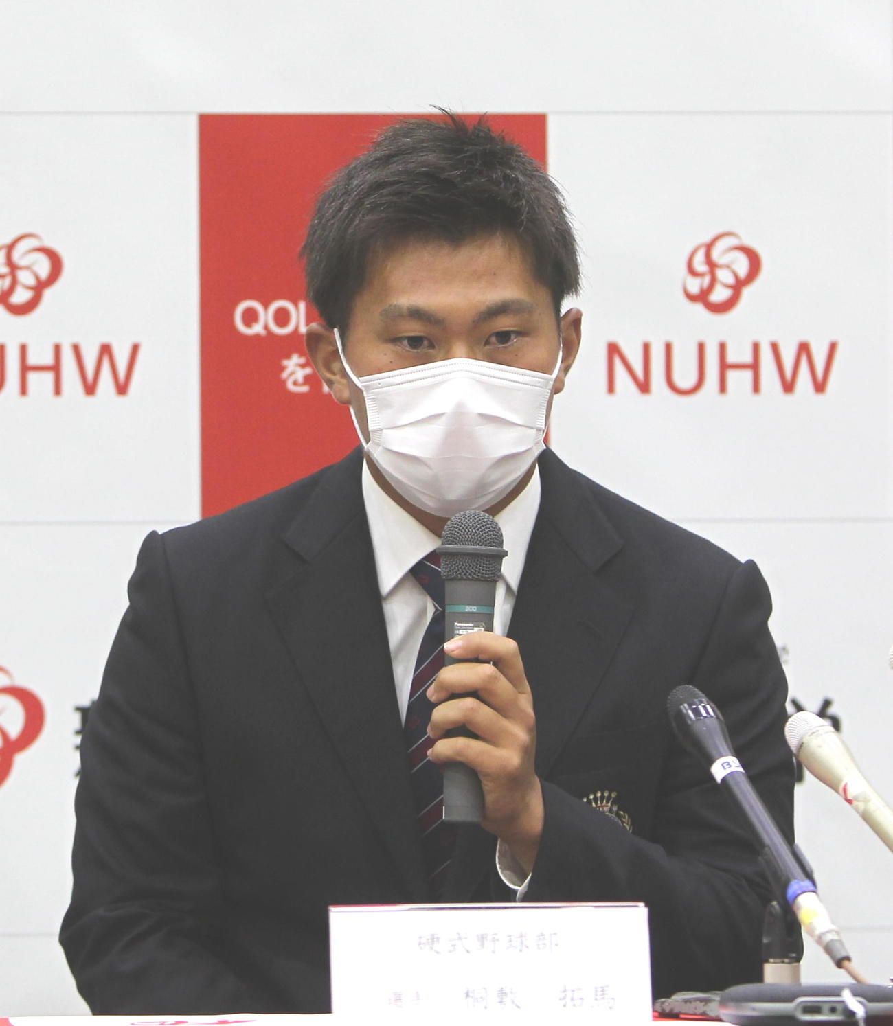阪神から3位指名を受け、会見に臨む新潟医療福祉の桐敷