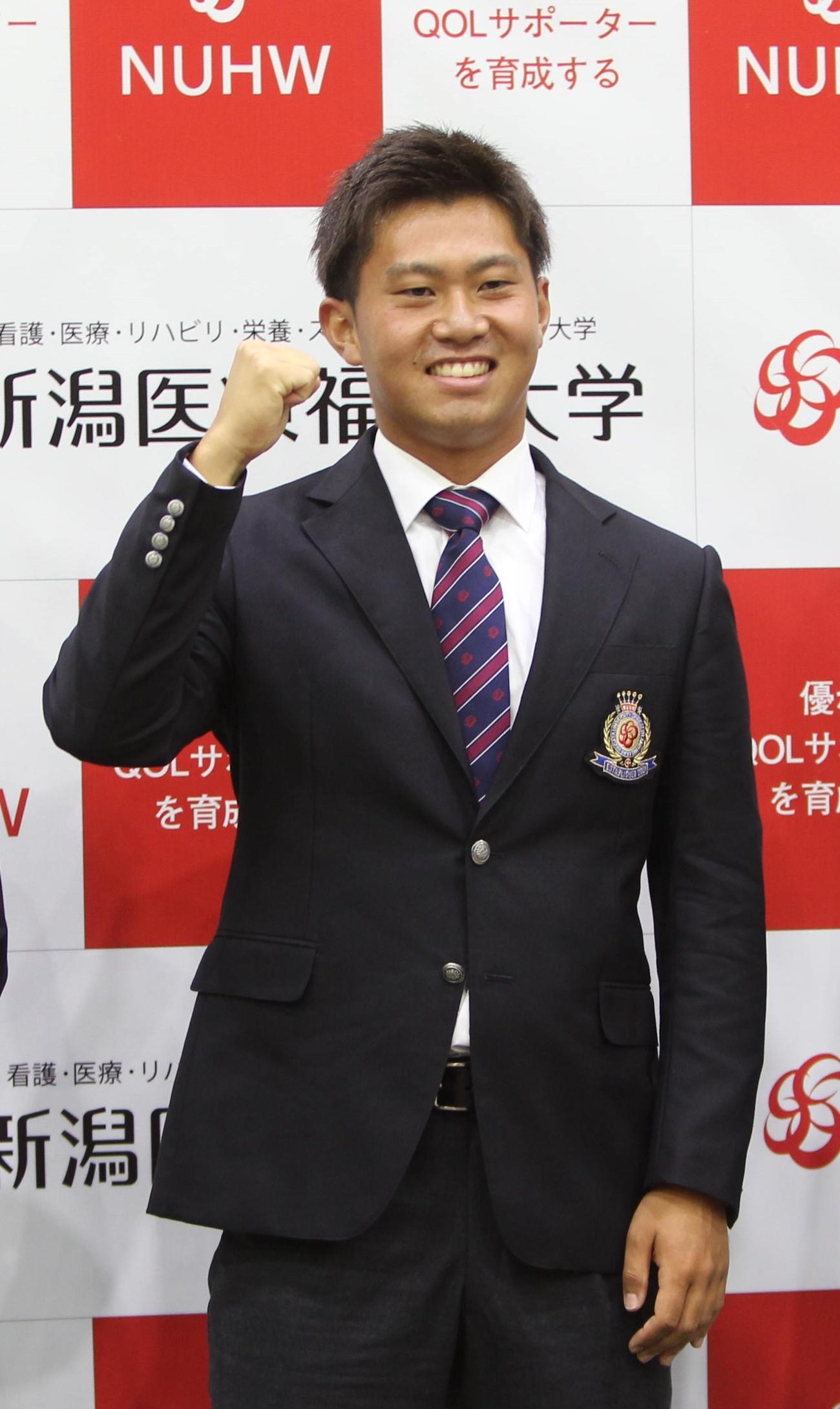 阪神から3位指名を受けガッツポーズの新潟医療福祉大・桐敷