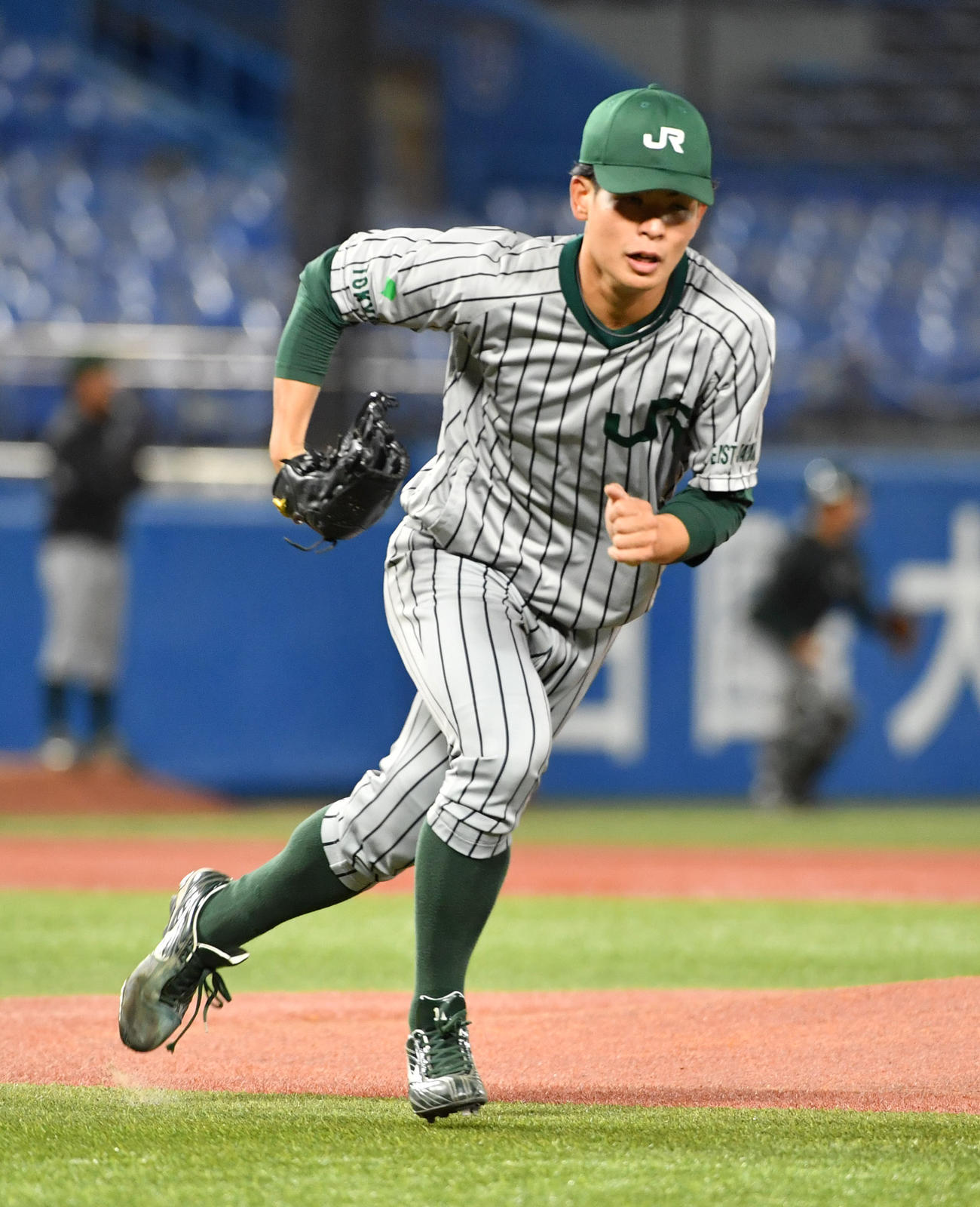 JR東日本対セガサミー　試合前に練習するJR東日本・山田龍聖（撮影・柴田隆二）