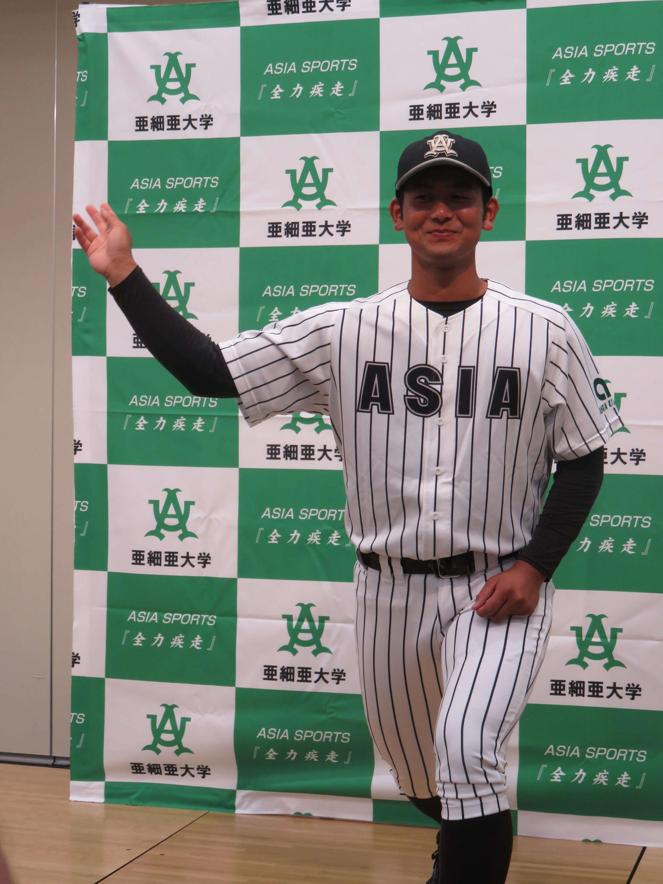 阪神から5位指名を受けた亜大・岡留英貴投手は右横手の投球フォームを披露