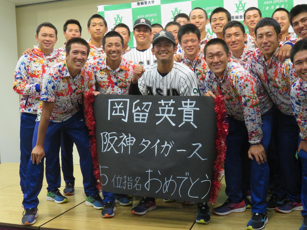阪神から5位指名を受けた亜大・岡留英貴投手（中央）