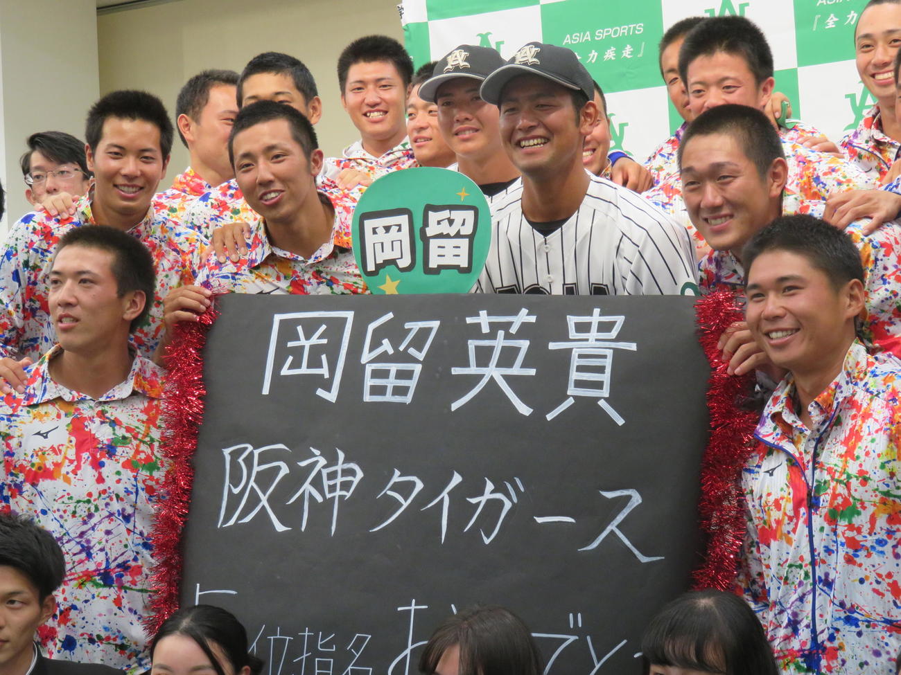 阪神から5位指名を受けた亜大・岡留英貴投手（中央）