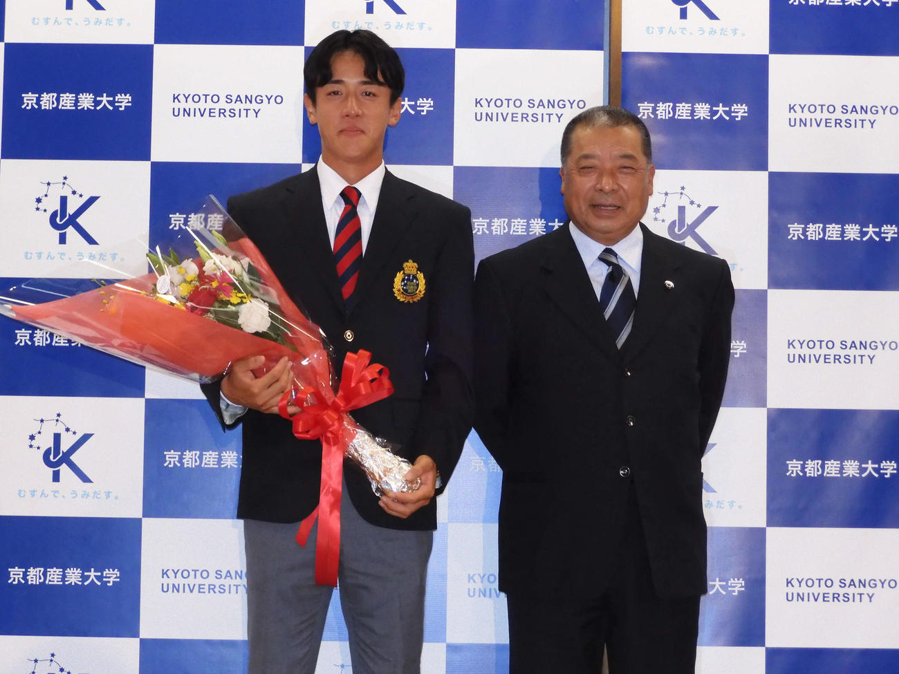 日本ハムから8位指名された京産大・北山亘基投手（4年＝京都成章、左）と勝村法彦監督は笑顔