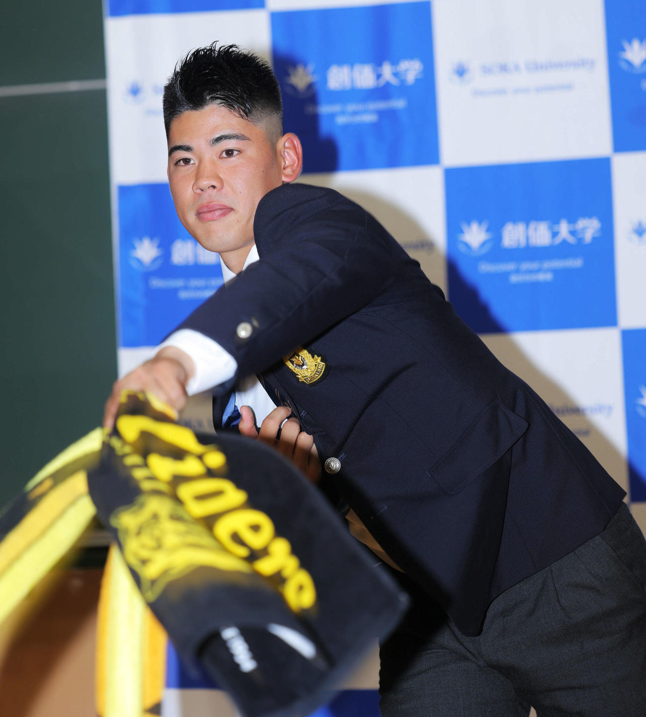 阪神2位指名を受け、阪神タオルを手にシャドーピッチングする創価大・鈴木（撮影・河田真司）