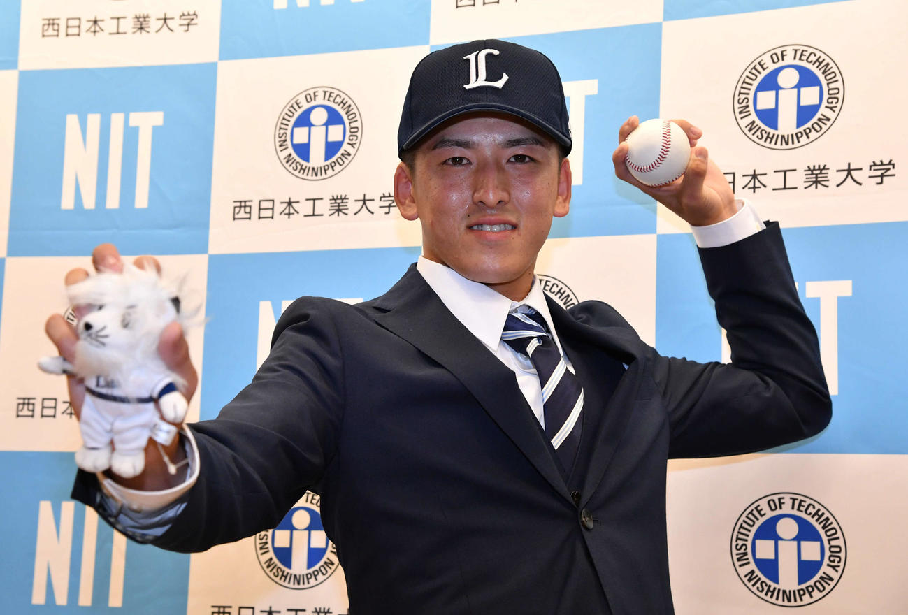 西武が1位で交渉権を獲得し、レオの人形を手にポーズを決める隅田（撮影・岩下翔太）