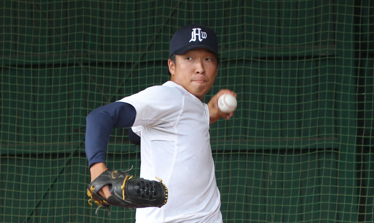 プルベンで投げる新潟医療福祉大・佐藤琢磨（2021年9月9日撮影）