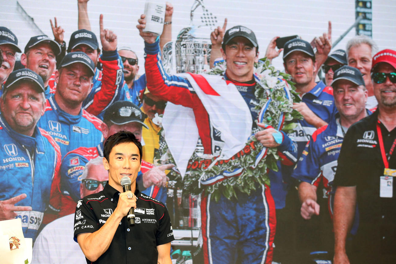 インディ500優勝凱旋報告会で、優勝時の写真を背に話をする佐藤琢磨（2017年6月13日撮影）