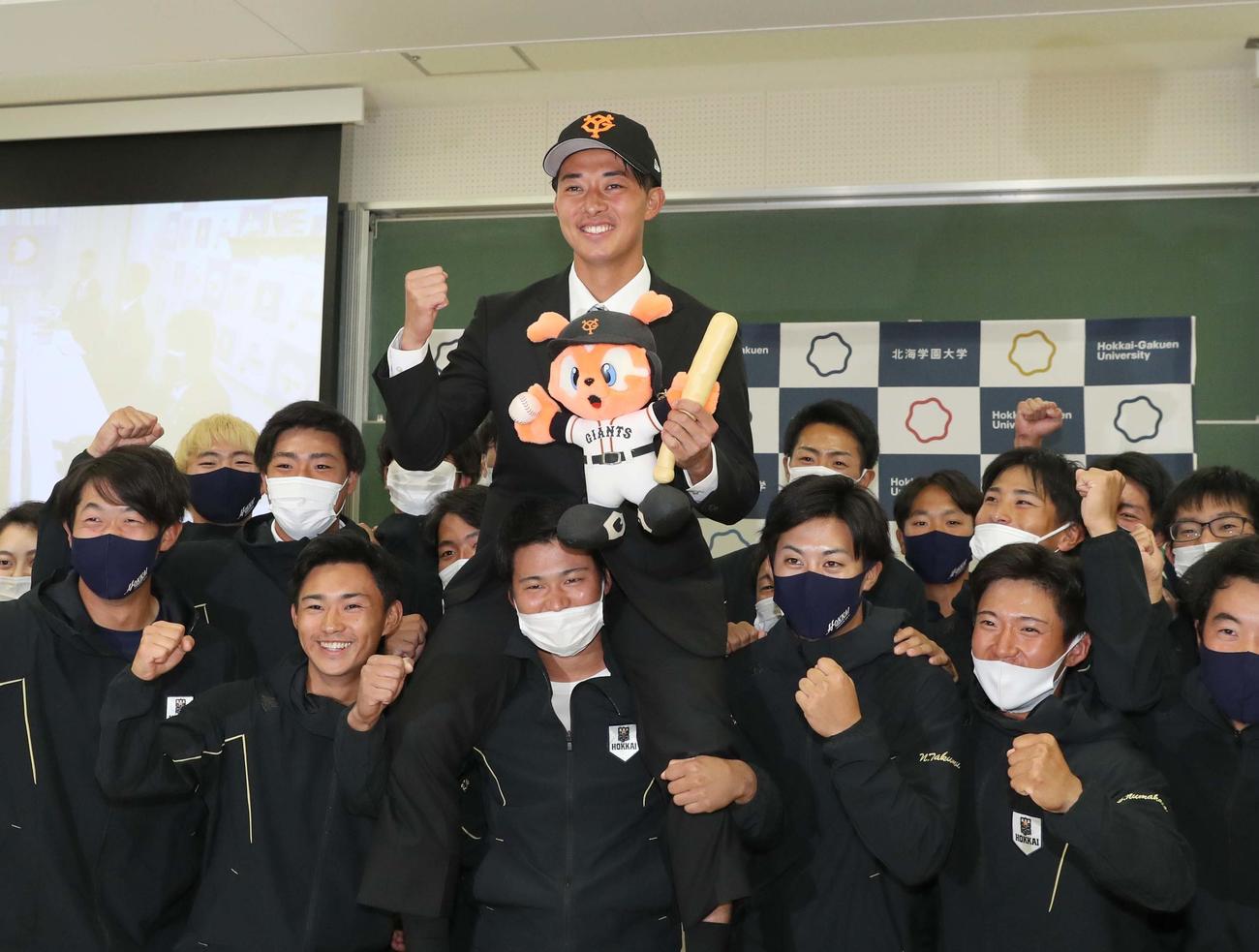 巨人育成1位指名されチームメートから祝福される北海学園大の鈴木（撮影・黒川智章）