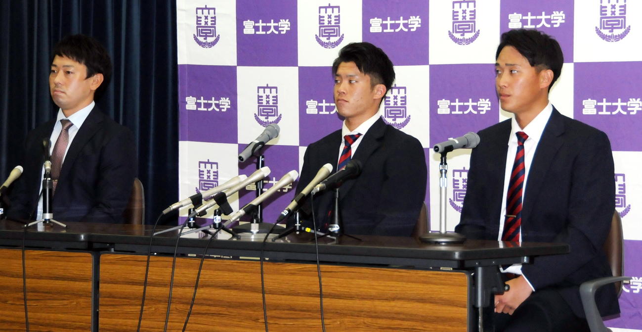 富士大・山城響主将（右）と佐藤大雅（中央）は、安田監督と会見に応じる