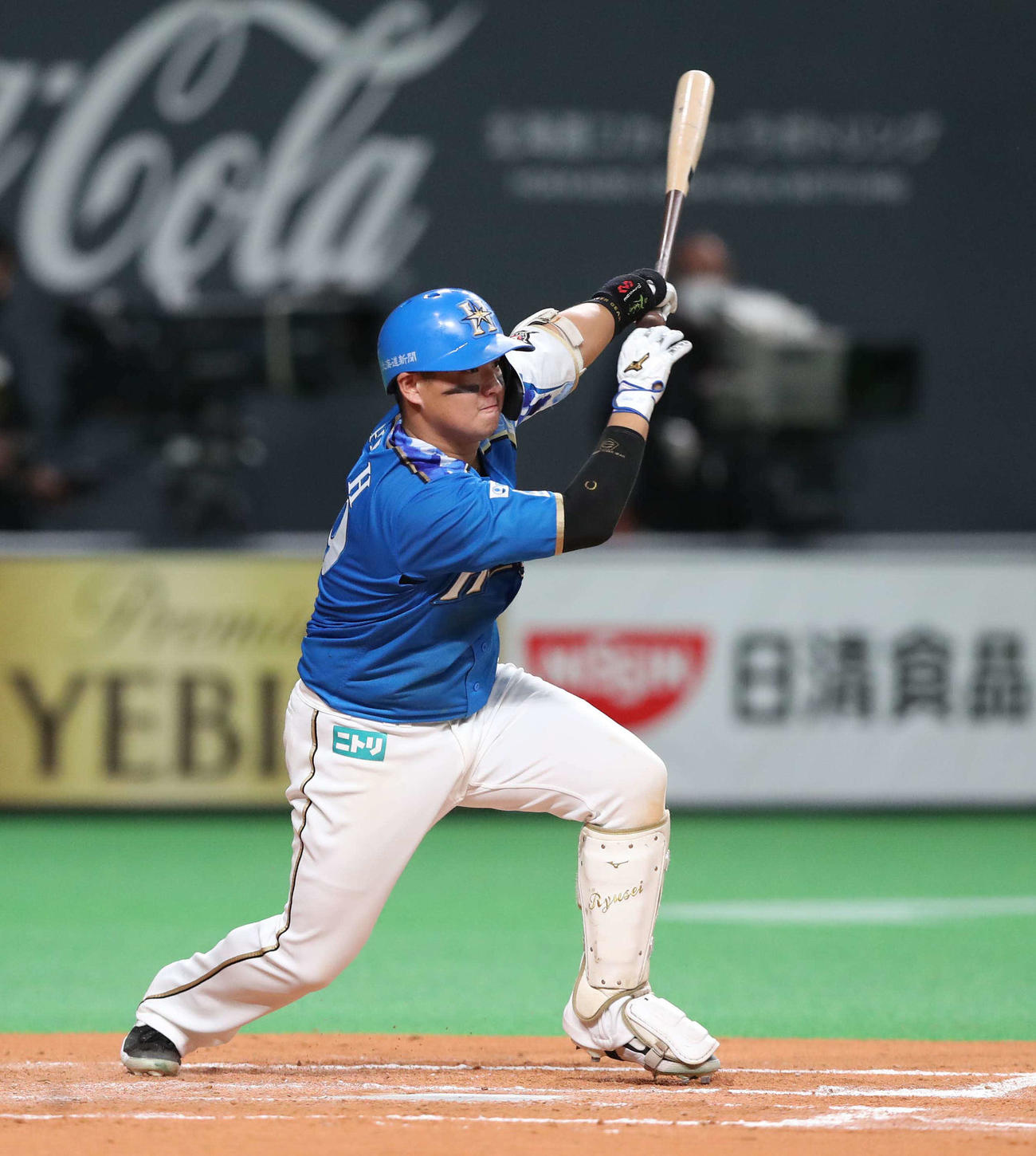 日本ハム対ロッテ　7回裏日本ハム1死一、二塁、右前打を放つ佐藤（撮影・黒川智章）