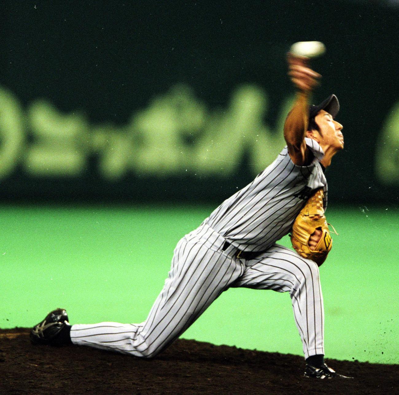 藤川球児の投球フォーム＝2000年8月