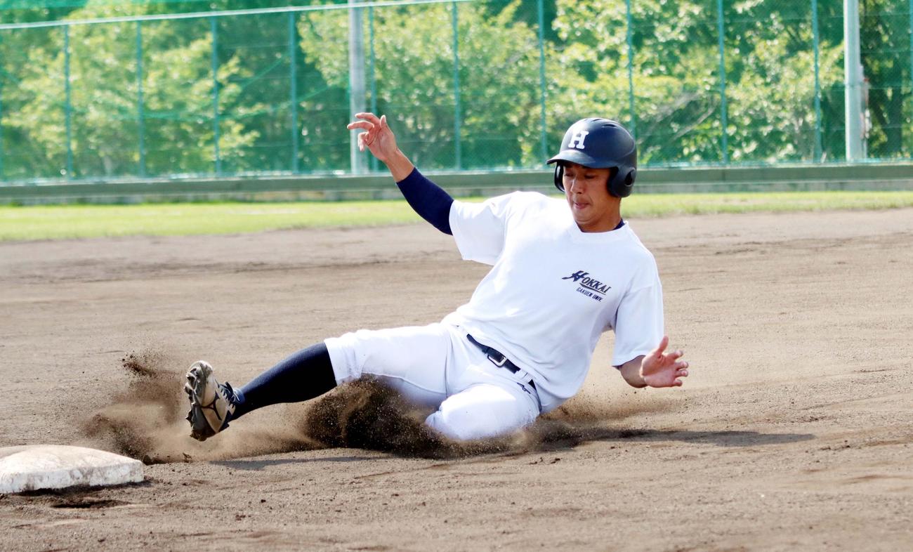 俊足が武器の北海学園大・鈴木（撮影・永野高輔）