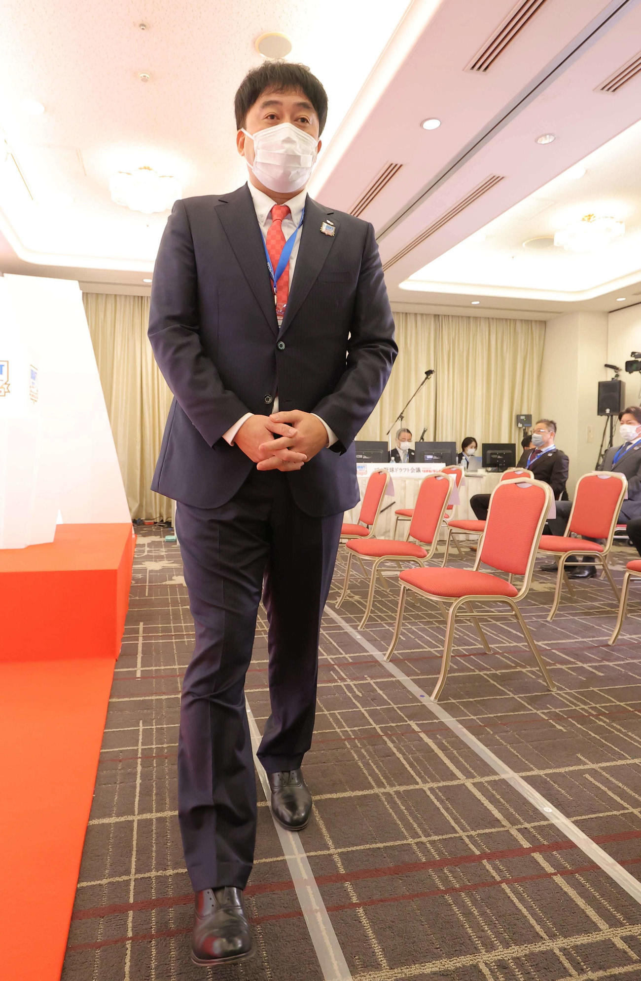 ドラフト会議に臨む楽天石井GM兼監督（代表撮影）