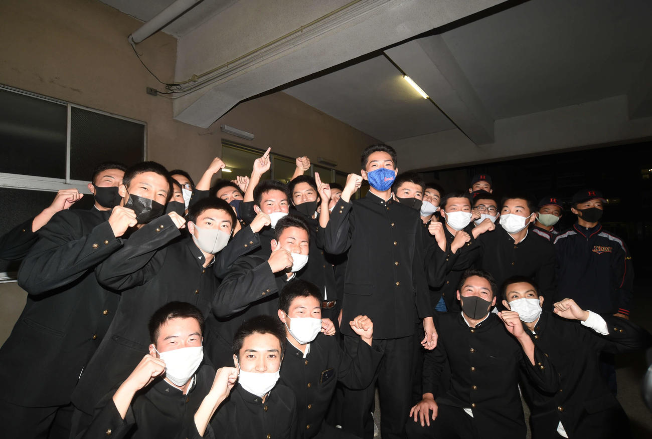 指名の喜びを感じながら西武での飛躍を誓った八戸工大一・黒田（中央）（撮影・相沢孔志）