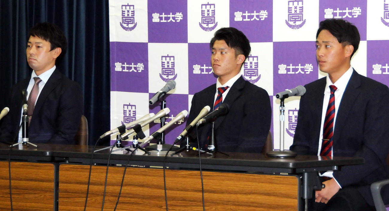 富士大・山城響主将（右）と佐藤大雅（中央）は、安田監督と会見に応じる（撮影・佐々木雄高）