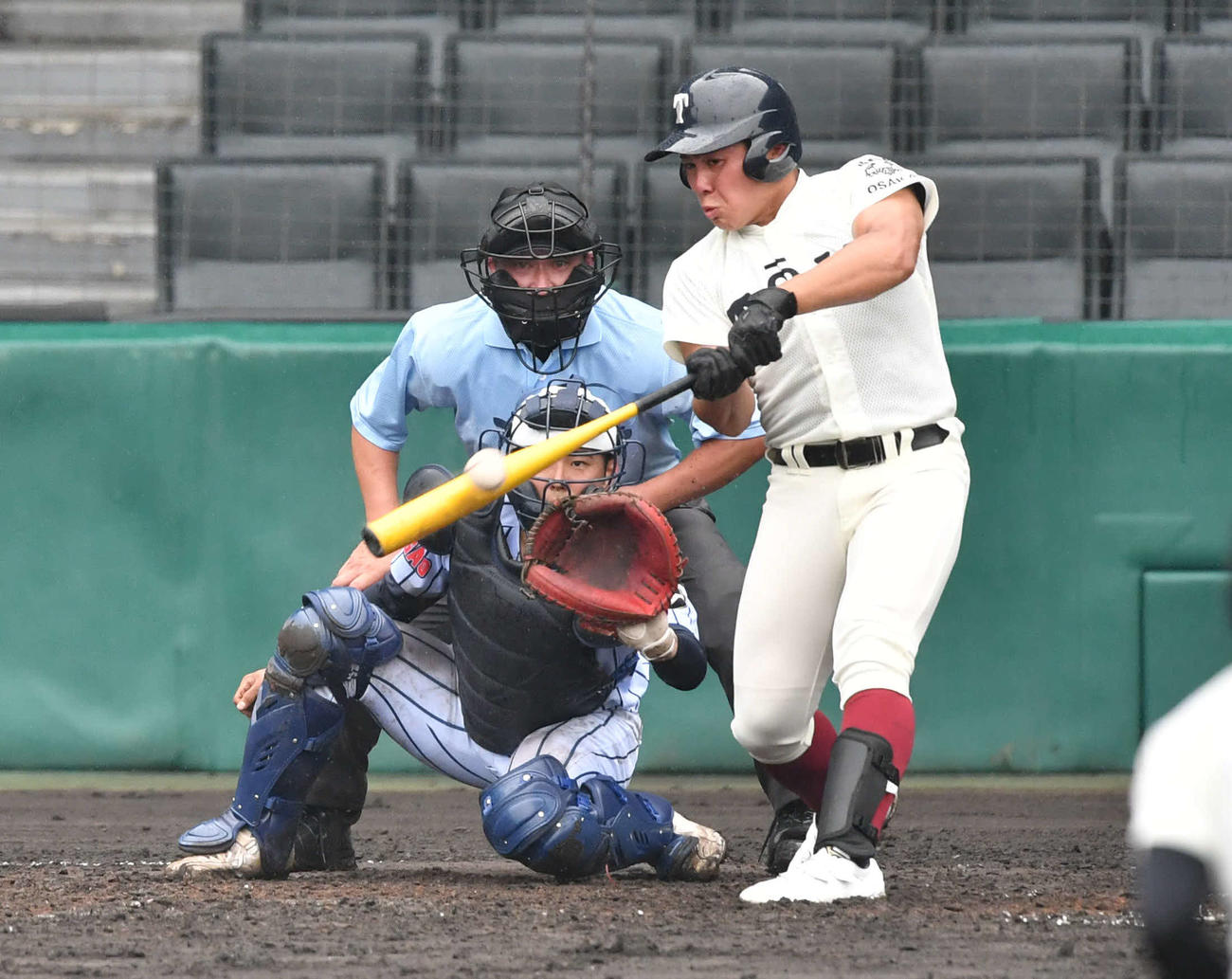 夏の甲子園、東海大菅生戦でタイムリーを放つ大阪桐蔭・池田＝2021年8月17日
