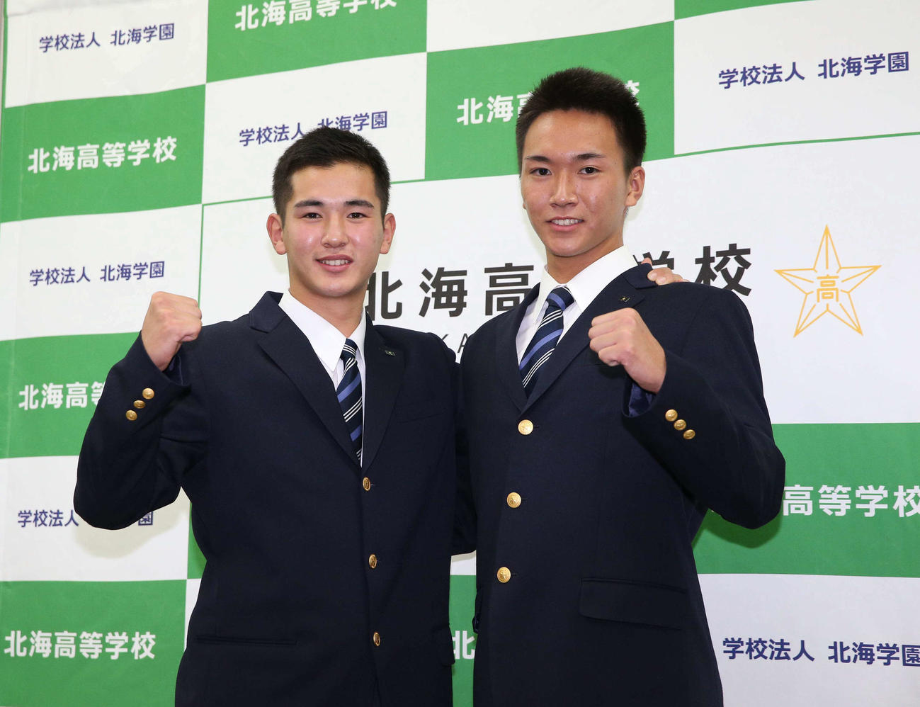 ソフトバンク3位指名の木村（右）と巨人育成10位指名の大津の北海コンビはプロでの活躍を誓う（撮影・黒川智章）