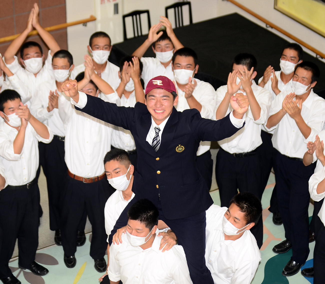 仲間に祝福された三島南・前田（中央）は、笑顔で両手を広げる