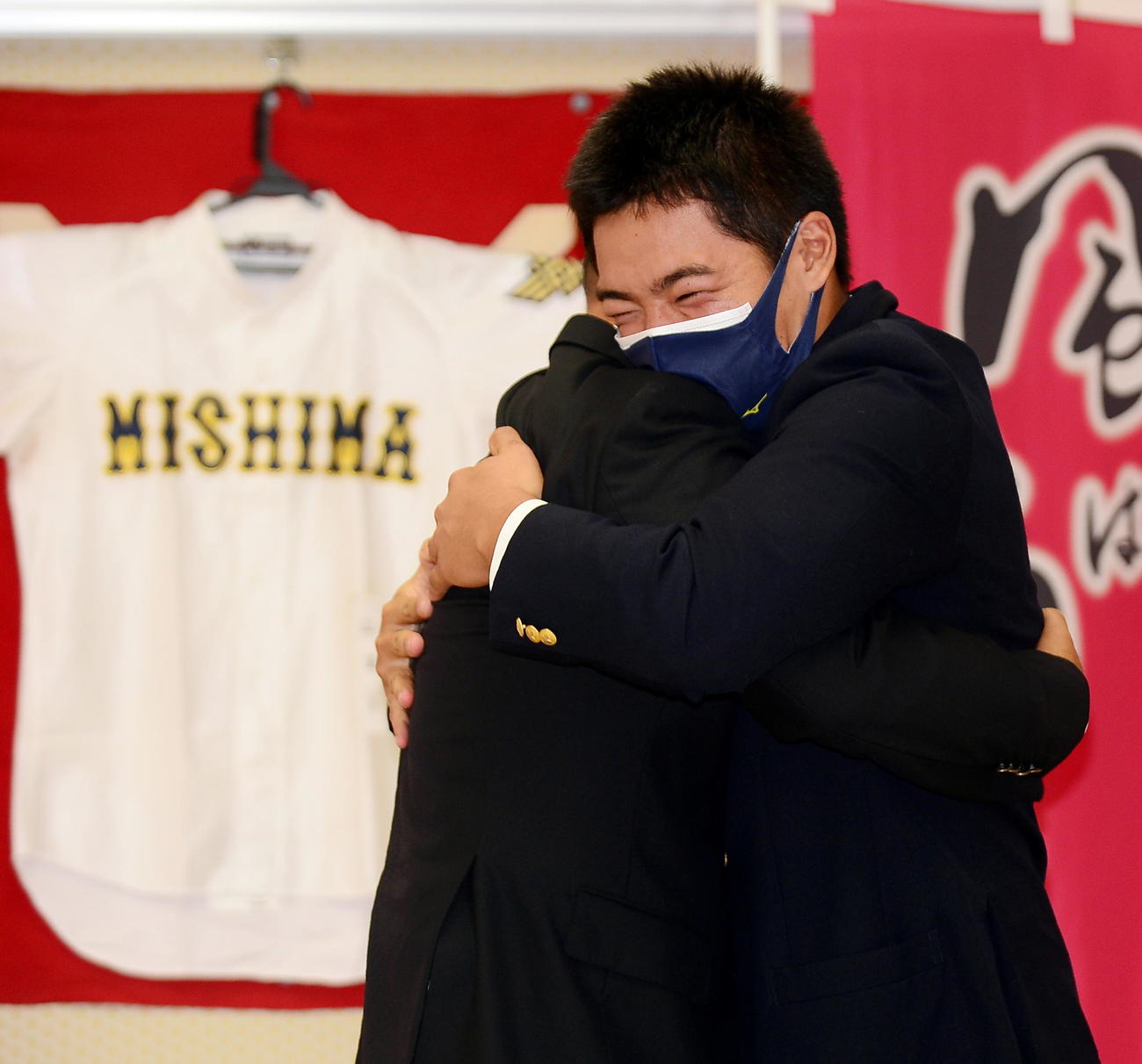 楽天から3位指名を受け、稲木監督と抱き合う三島南・前田