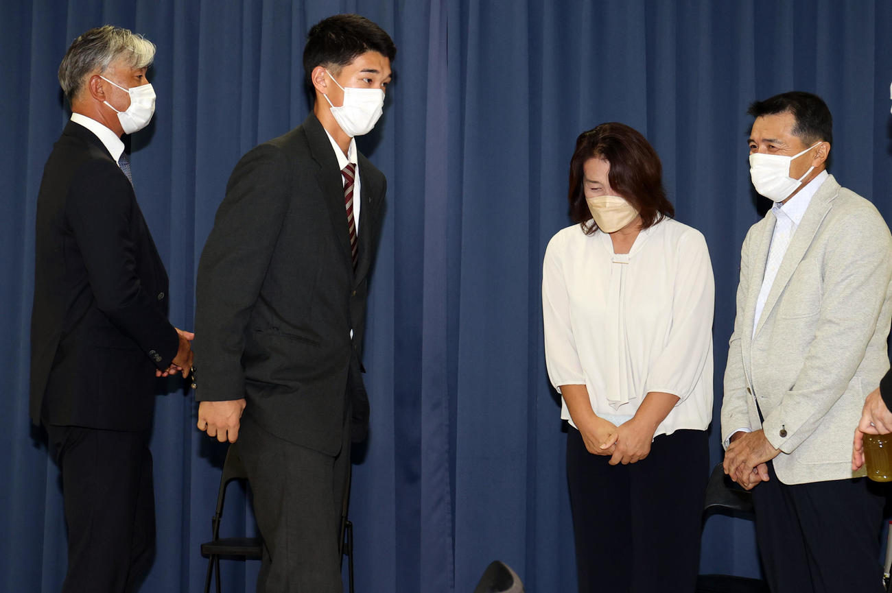 楽天ドラフト1位で指名され、会見を終えた後、母智子さん（右から2人目）、父善規さん（右端）と対面する昌平・吉野。左端は黒坂監督（撮影・狩俣裕三）