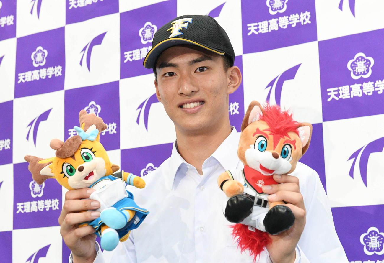 日本ハムから1位に指名され笑顔の天理・達（撮影・滝沢美穂子）