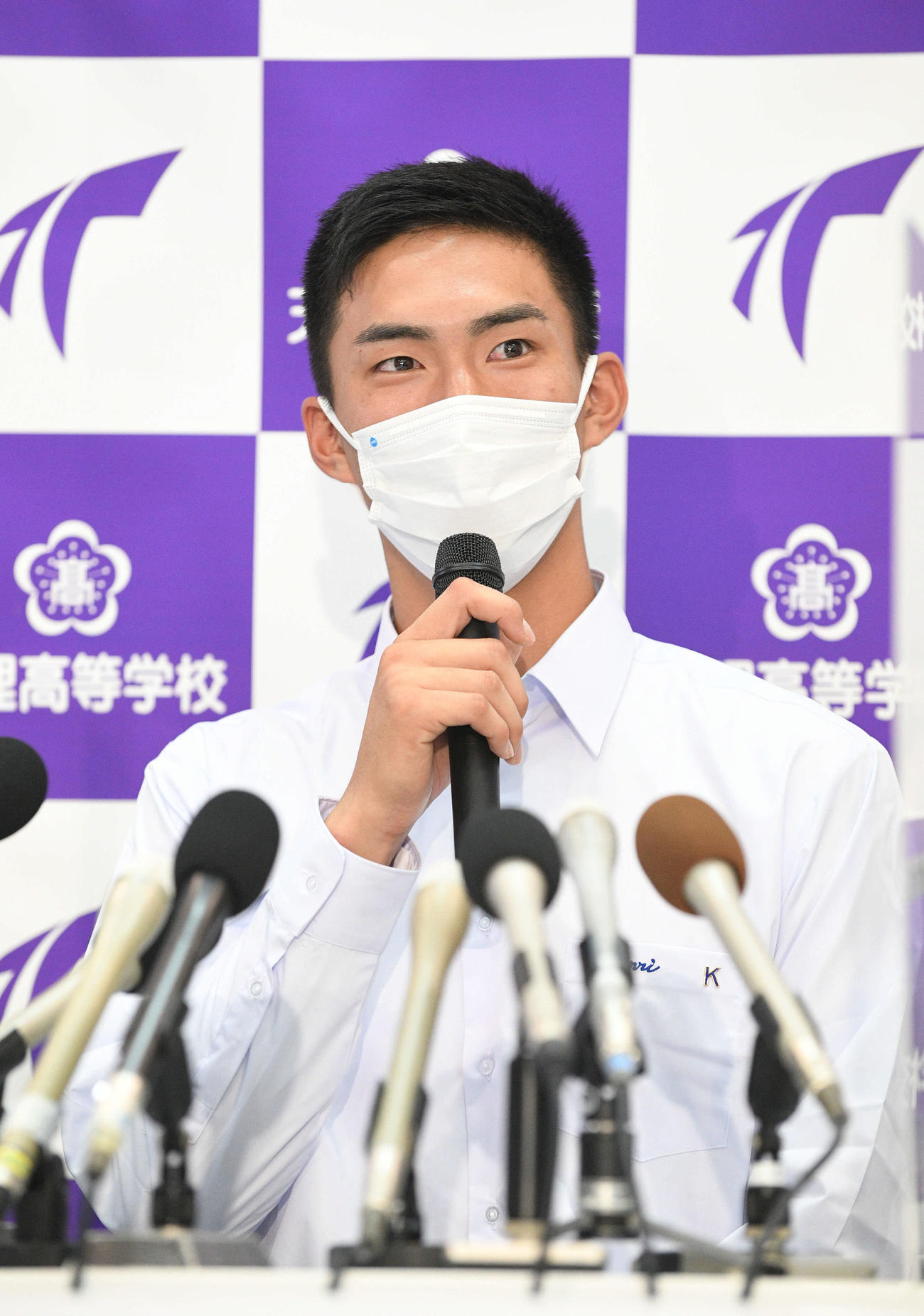 日本ハム1位に指名され、会見する天理の達孝太（撮影・滝沢美穂子）