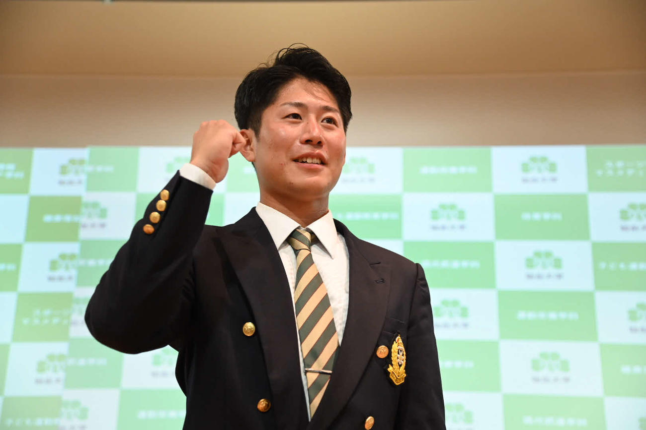 ソフトバンクから1位指名を受けガッツポーズする仙台大・川村（仙台大提供）