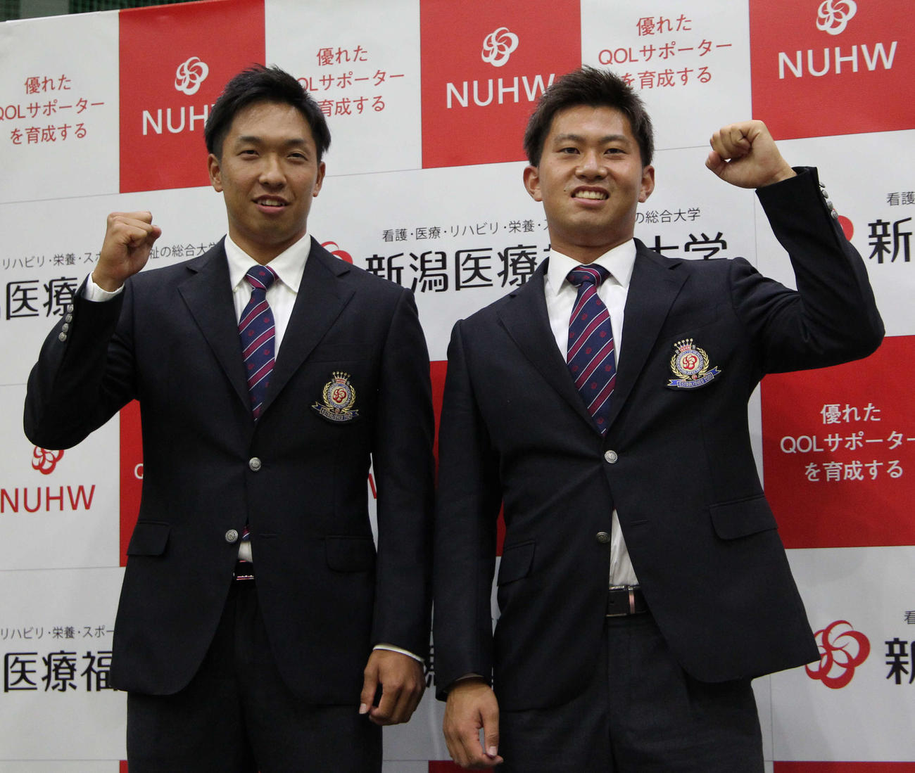 阪神3位桐敷（右）とソフトバンク育成13位佐藤琢の新潟医療福祉大の2投手
