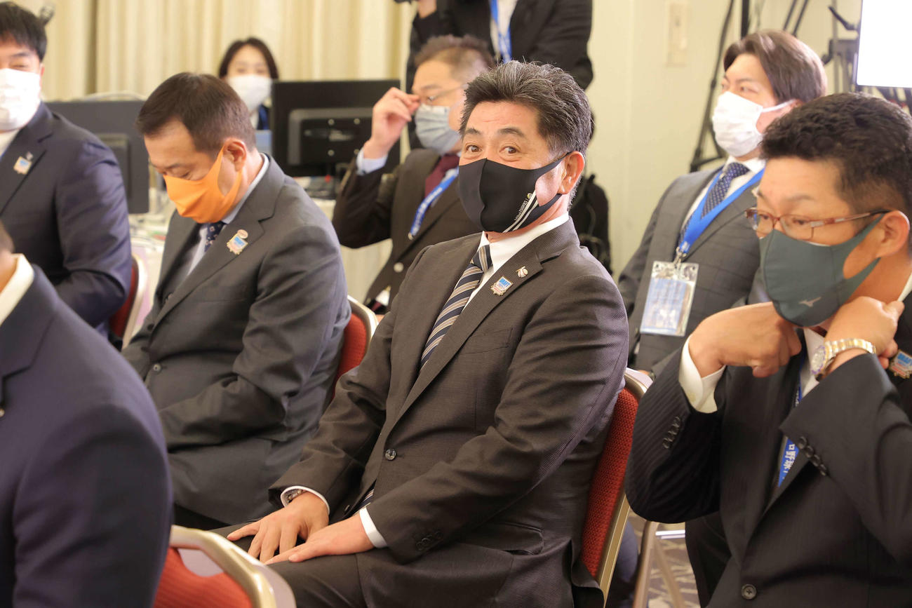 ドラフト会議に臨むソフトバンク工藤監督（中央）ら（代表撮影）