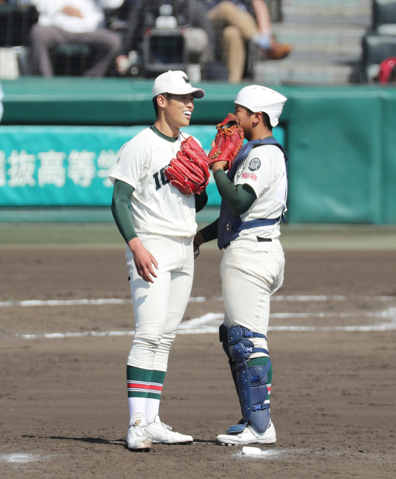 3月、選抜高校野球の県岐阜商戦で、マウンドで言葉を交わす市和歌山・小園（左）と松川