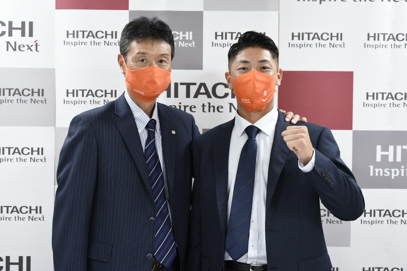 阪神からドラフト6位で指名された日立製作所・豊田。左は和久井監督（同社提供）