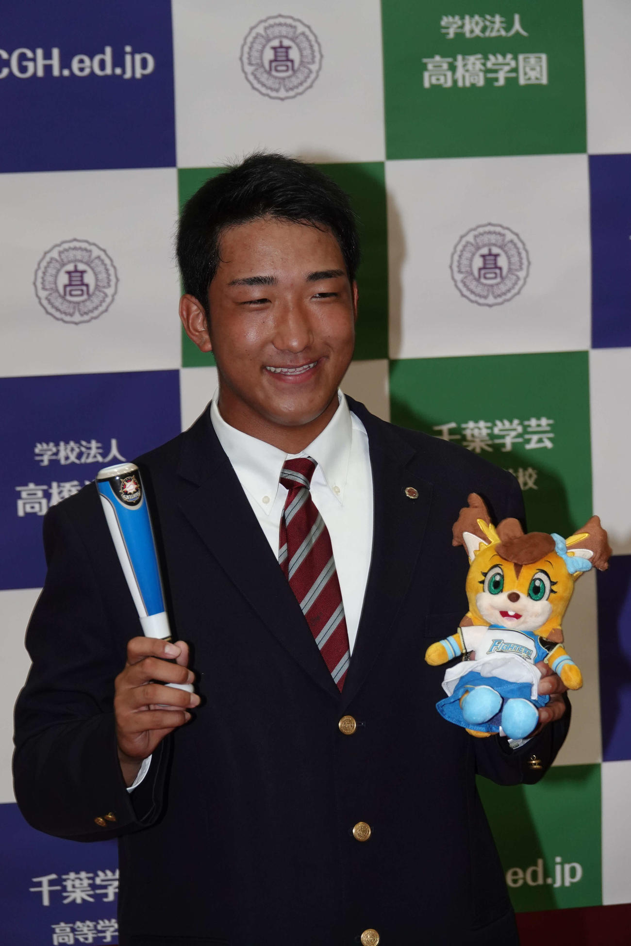 日本ハムからドラフト2位指名を受け、笑顔を見せる千葉学芸・有薗（千葉学芸提供）