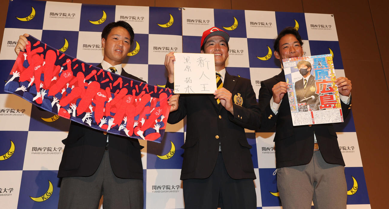 チーメートの佐藤（左）、杉園（右）と喜ぶ関学大・黒原（撮影・渦原淳）