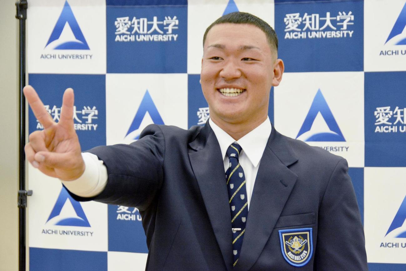 楽天から2位指名を受け、ポーズをとる愛知大の安田悠馬
