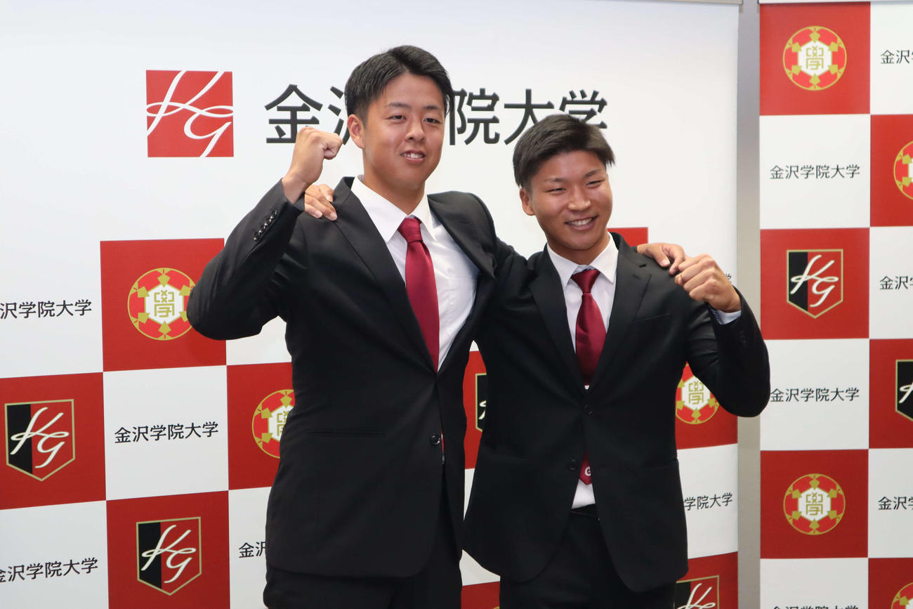 日本ハム6位指名の金沢学院大・長谷川（右）は楽天5位の松井と肩を組んで喜ぶ（金沢学院大提供）