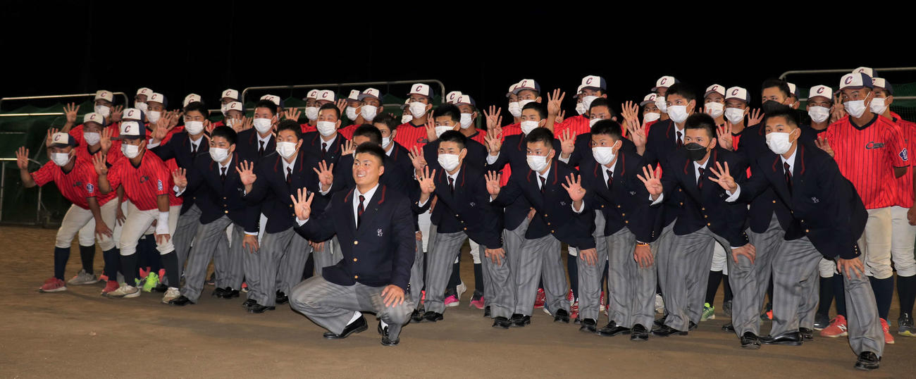 阪神4位指名で「4」ポーズに記念撮影をする智弁学園前川とナイン（撮影・三宅ひとみ）