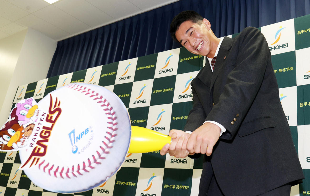 楽天ドラフト1位で指名され笑顔を見せる昌平・吉野（撮影・狩俣裕三）