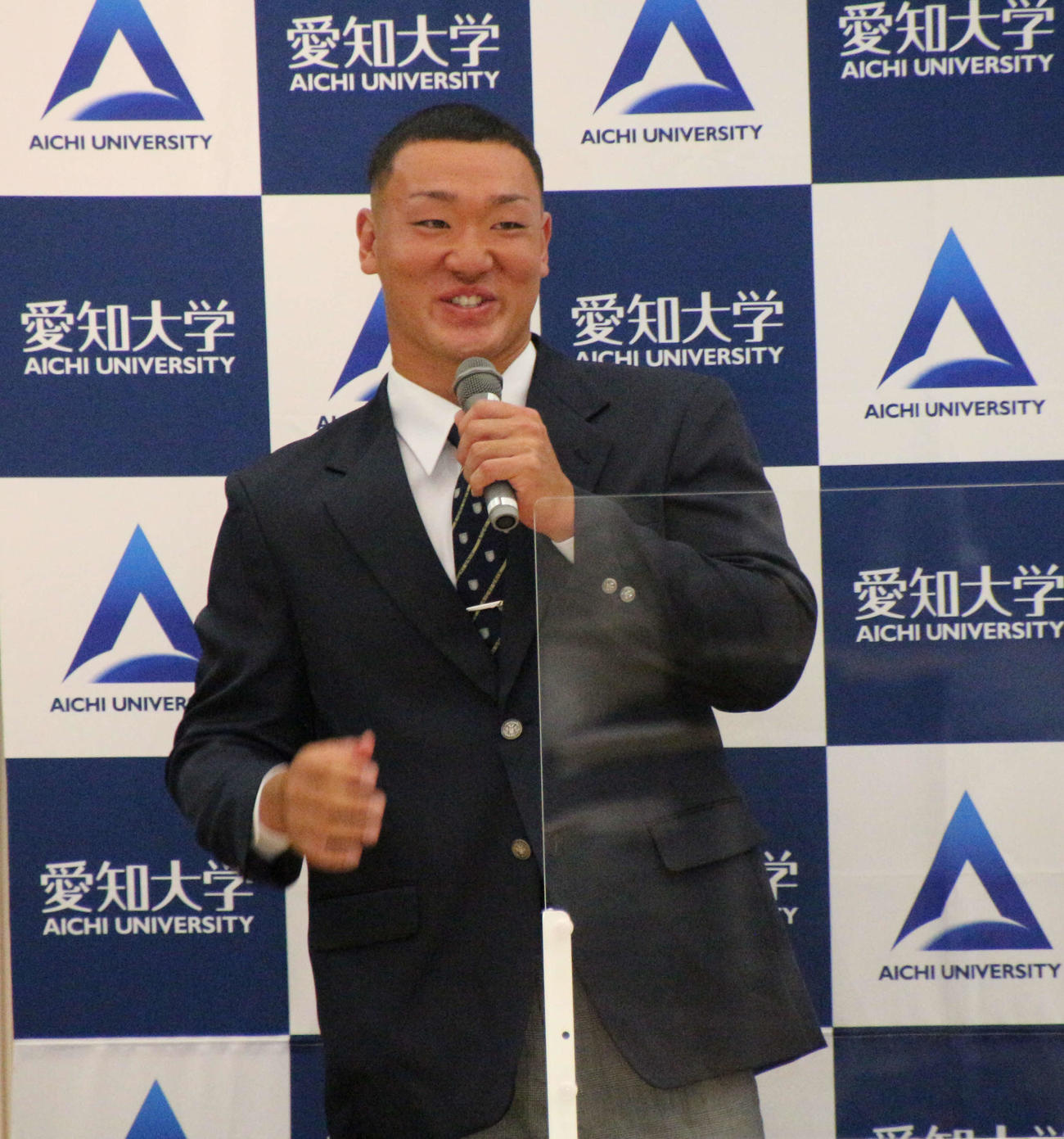 楽天からドラフト2位指名を受け、笑顔を見せる愛知大・安田（愛知大提供）