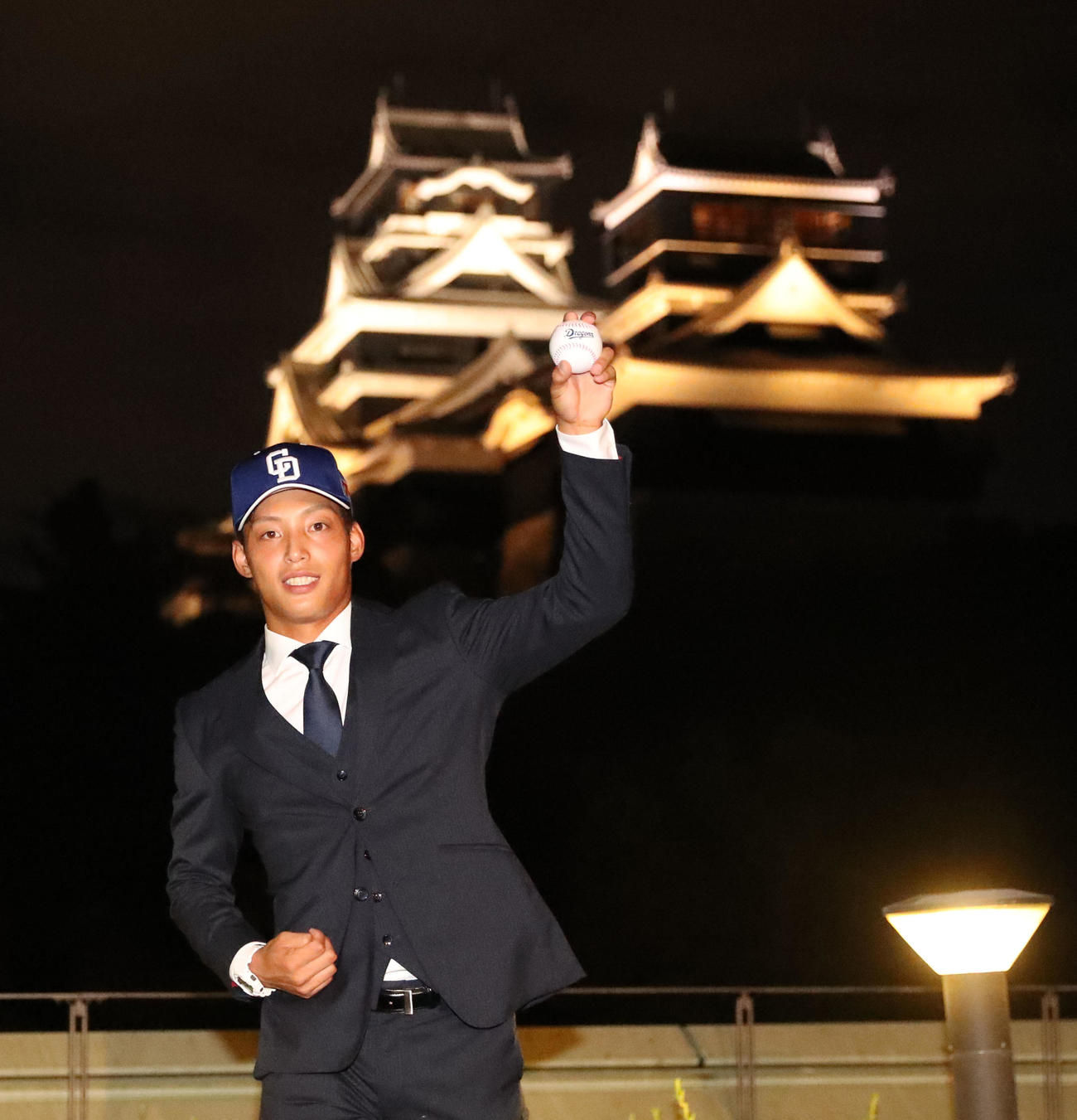 中日に3位で指名され、熊本城をバックにポーズを決める石森（撮影・屋方直哉）