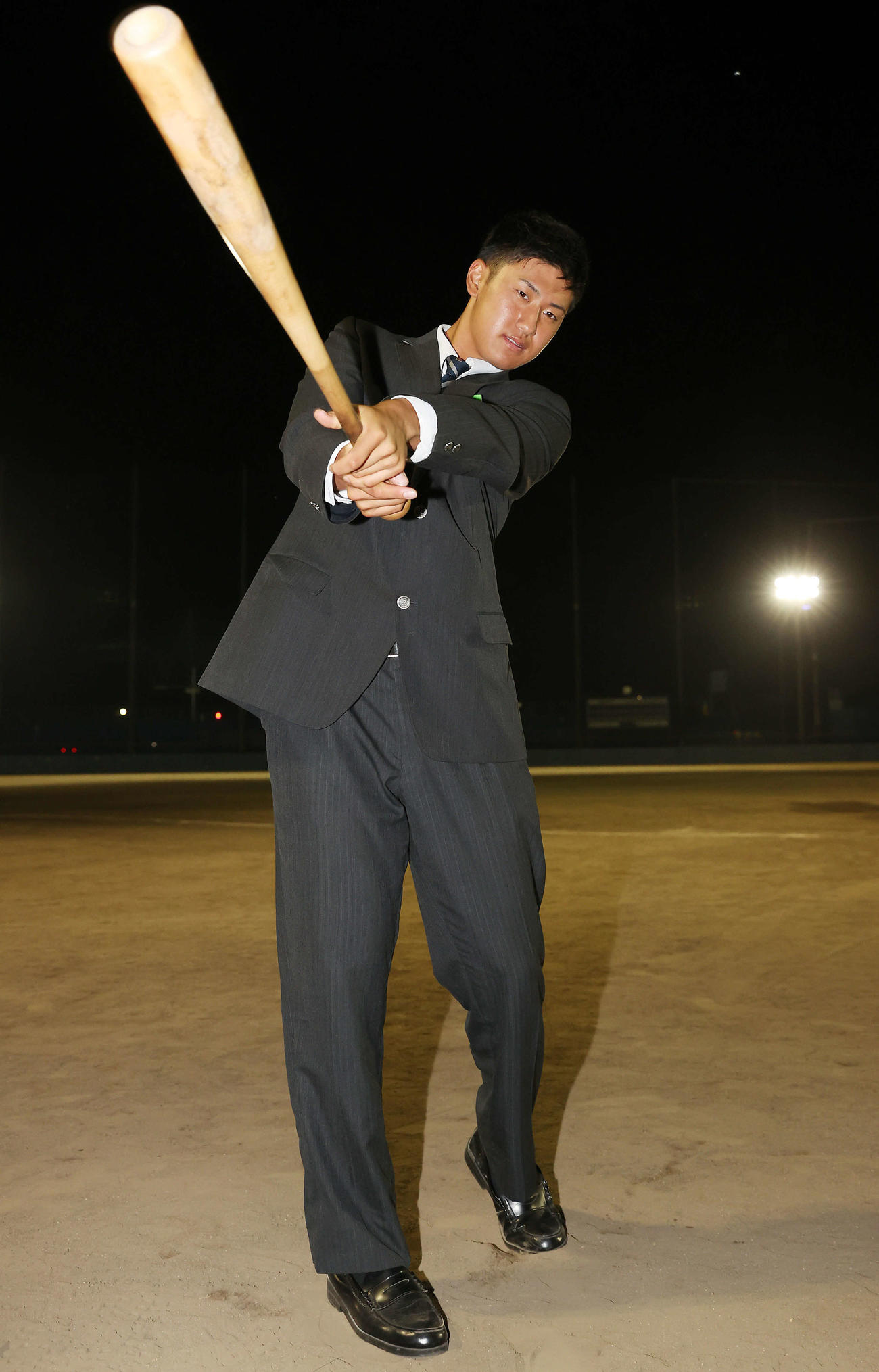 日本ハムから4位指名を受け、豪快なスイングを披露する岐阜第一・阪口（撮影・前田充）