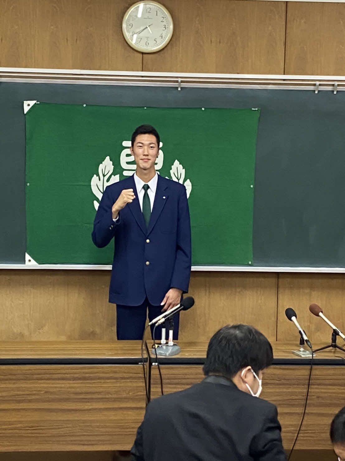 日本ハムから育成1位指名された福島は、学校での会見で力強くガッツポーズ（同校提供）