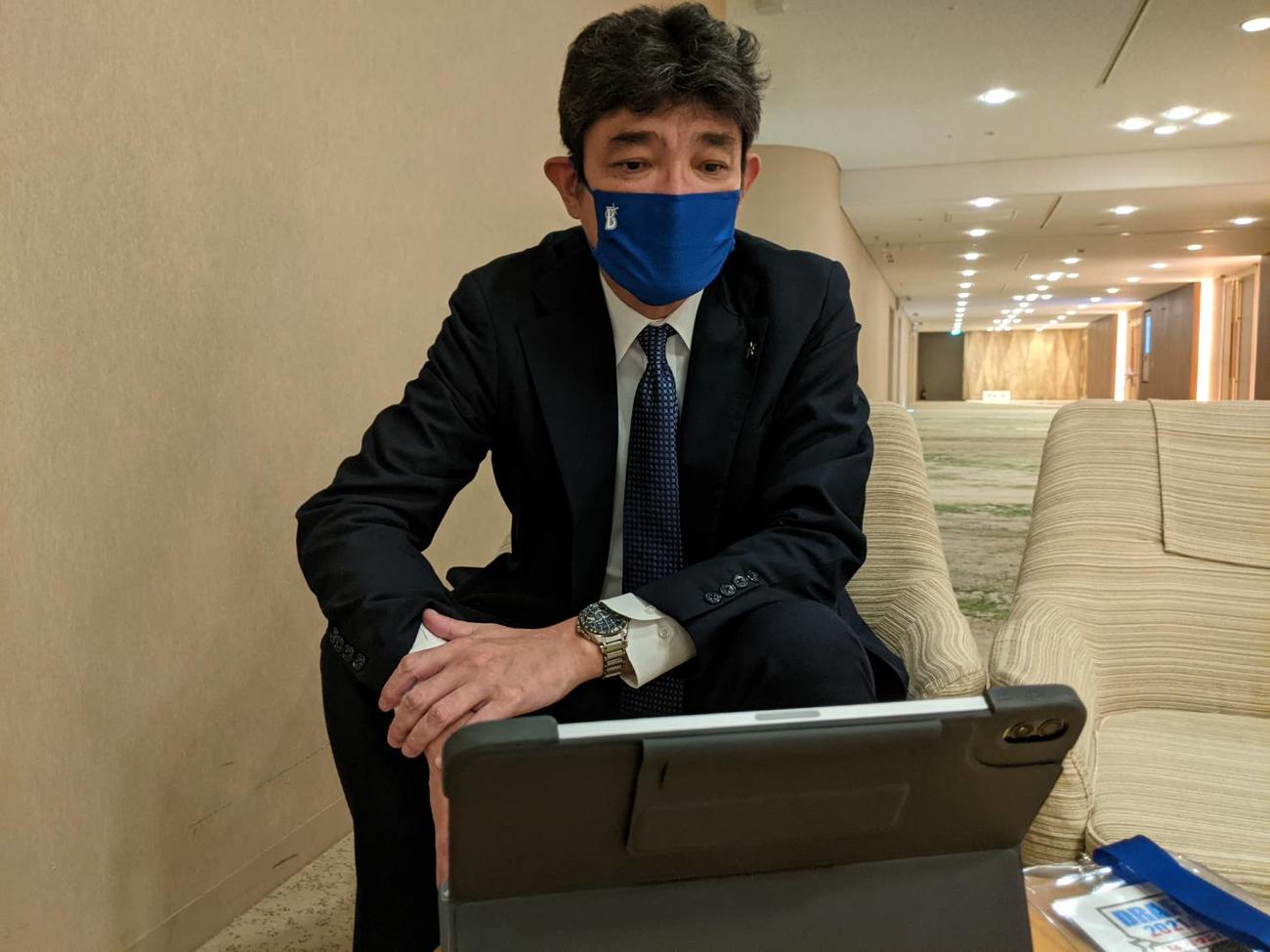 ドラフト会議に臨んだDeNA三原一晃球団代表（球団提供）