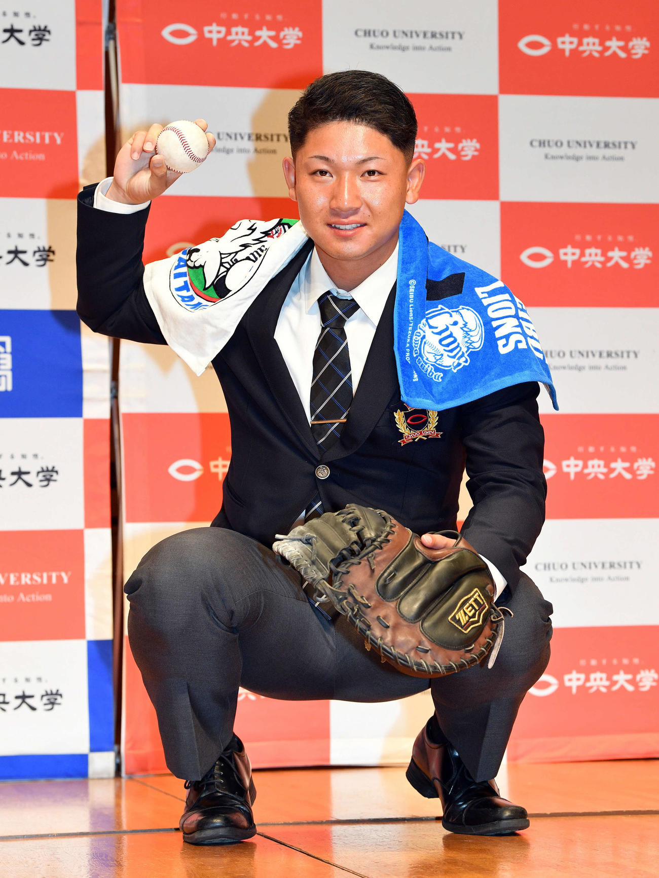 西武からドラフト3位で指名された中大・古賀はキャッチャーミットをつけてポーズを決める（撮影・滝沢徹郎）