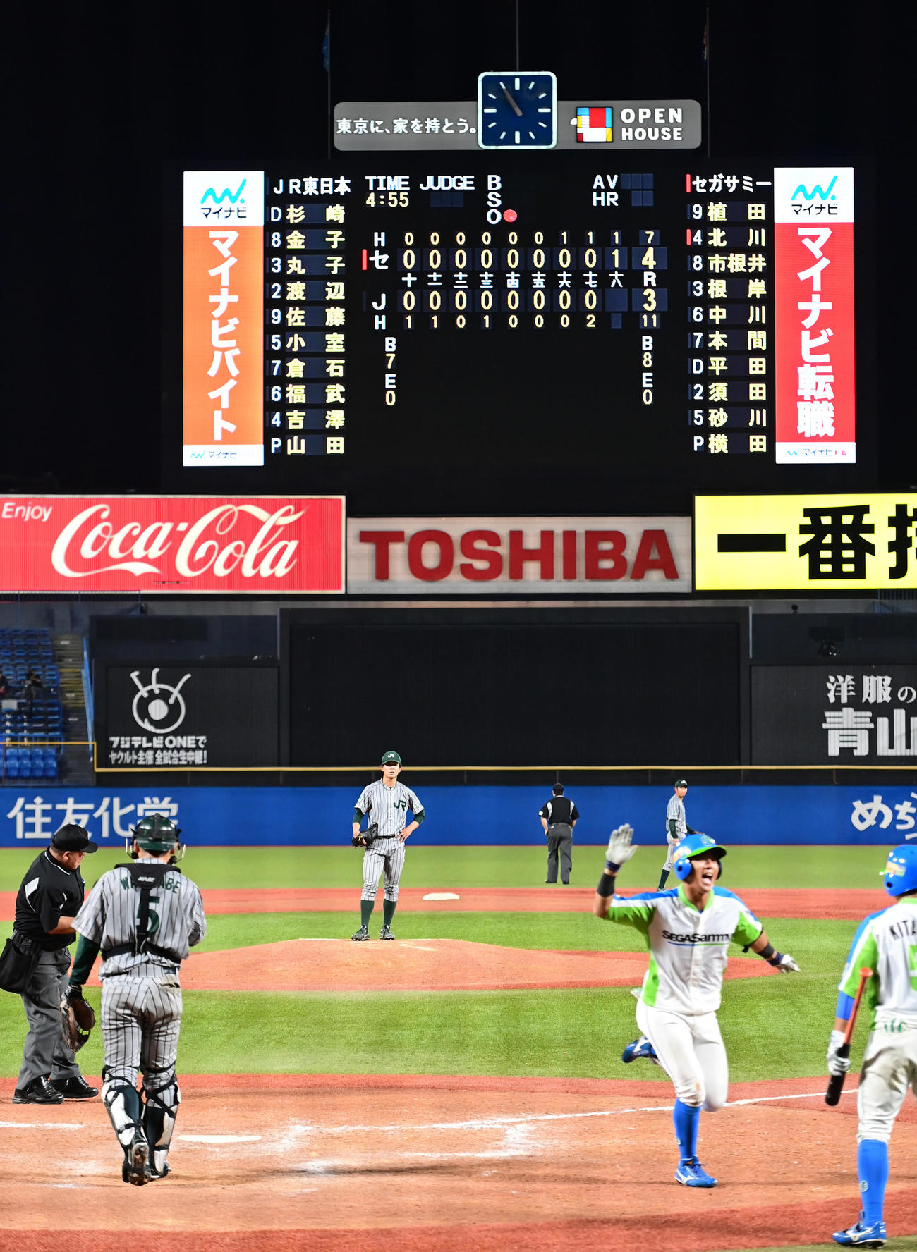 セガサミー対JR東日本　延長18回表セガサミー1死、JR東日本・山田は植田（手前）に左越えの勝ち越しソロ本塁打を許す（撮影・小沢裕）