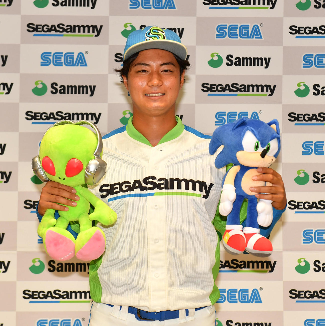 オリックス6位で指名されたセガサミー・横山楓はマスコット人形を持ち記念撮影に納まる（撮影・柴田隆二）