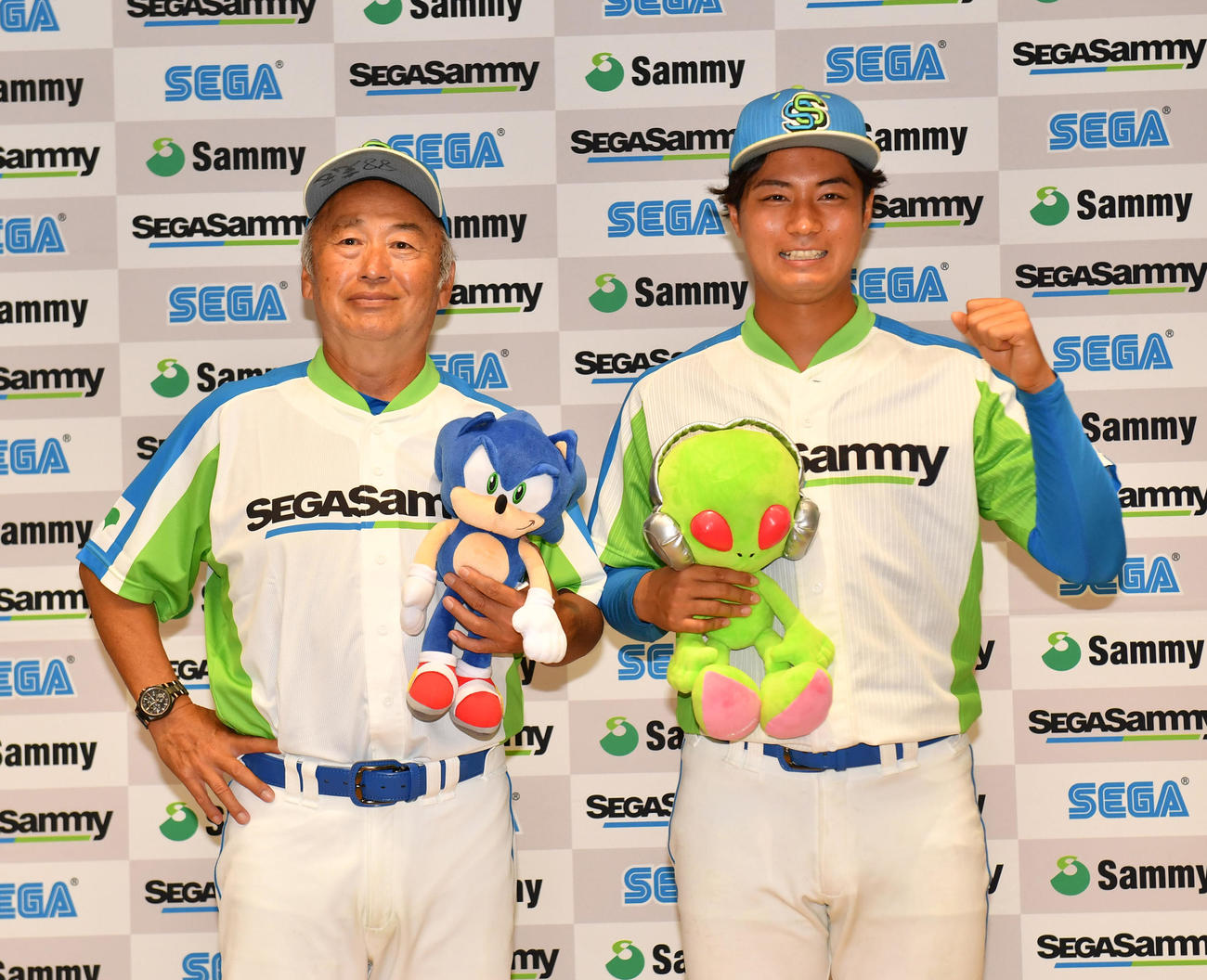 オリックス6位で指名されたセガサミー・横山（右）は西田監督とマスコット人形を持ち記念撮影に納まる（撮影・柴田隆二）
